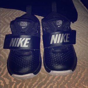 Nike Team Hustle sneakers in Black